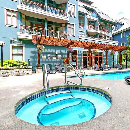 Alpenglow Lodge Studio With Pool Views By Mva Whistler Exterior photo